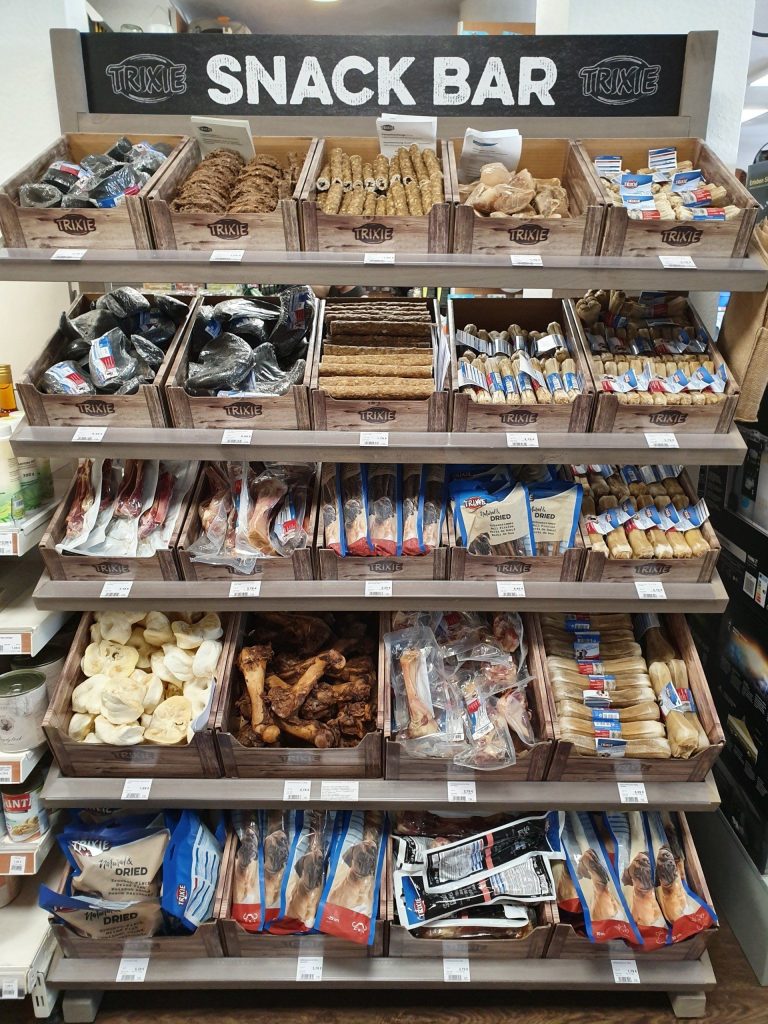 Snacks für Haustiere im Regal