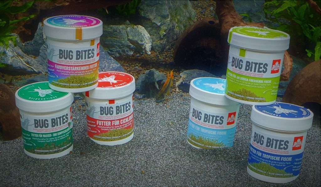 Fischfutter in verschiedenen Behältern